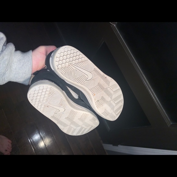Black Nike Skateboard Shoes - Picture 2 of 3